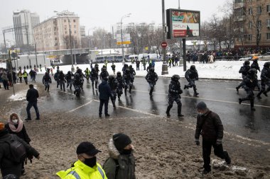 Moskova, Rusya - 31 Ocak 2021, Rusya 'daki toplu protestolardan Aleksey Navalny' nin salıverilmesi istendi. Polis barışçıl bir protestoya gidenleri tutuklamak için koştu.