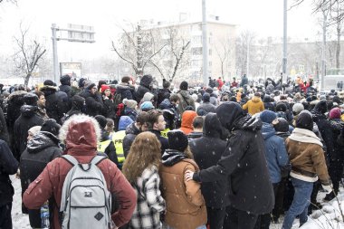 Moskova, Rusya - 31 Ocak 2021, Toplu Protestolardan Navalny 'nin Serbest Bırakılması Çağrısı. Polis şehri kapatırken, insanlar avluda yürüyor. Siyasi tutukluların serbest bırakılması için barışçıl yürüyüş