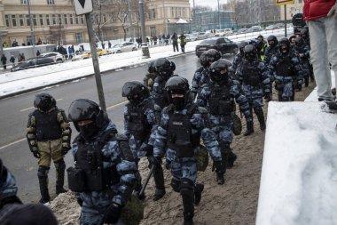 Moskova, Rusya - 31 Ocak 2021, Rusya 'daki toplu protestolardan Aleksey Navalny' nin salıverilmesi istendi. Polis barışçıl bir protestoya gidenleri tutuklamak için koştu.