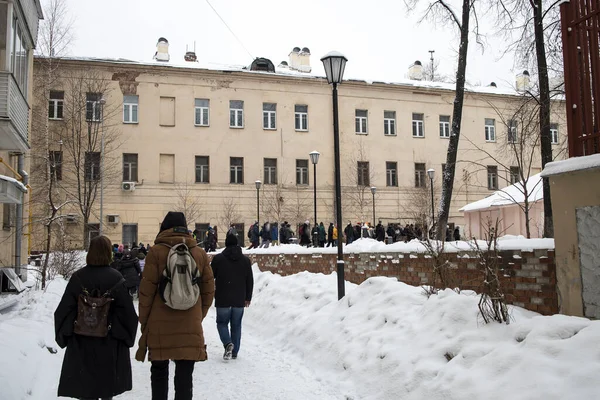 Moskova, Rusya - 31 Ocak 2021, Toplu Protestolardan Navalny 'nin Serbest Bırakılması Çağrısı. Polis şehri kapatırken, insanlar avluda yürüyor. Siyasi tutukluların serbest bırakılması için barışçıl yürüyüş