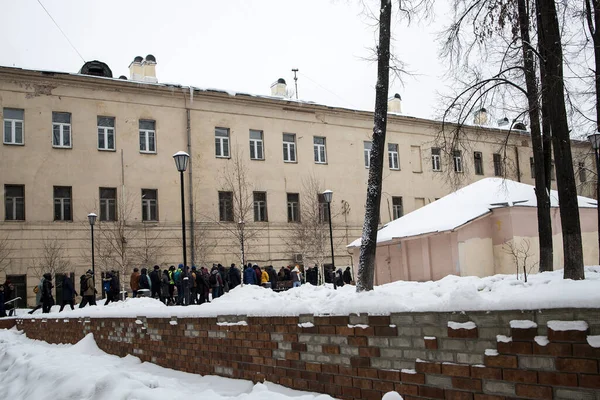 Moskova, Rusya - 31 Ocak 2021, Toplu Protestolardan Navalny 'nin Serbest Bırakılması Çağrısı. Polis şehri kapatırken, insanlar avluda yürüyor. Siyasi tutukluların serbest bırakılması için barışçıl yürüyüş