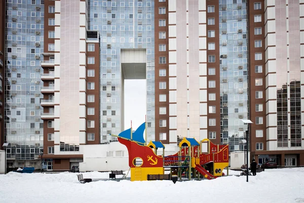 Moskova, Rusya - 31 Ocak 2021, Moskova 'nın Khimki bölgesindeki çok katlı bir binanın avlusunda bir oyun alanı.