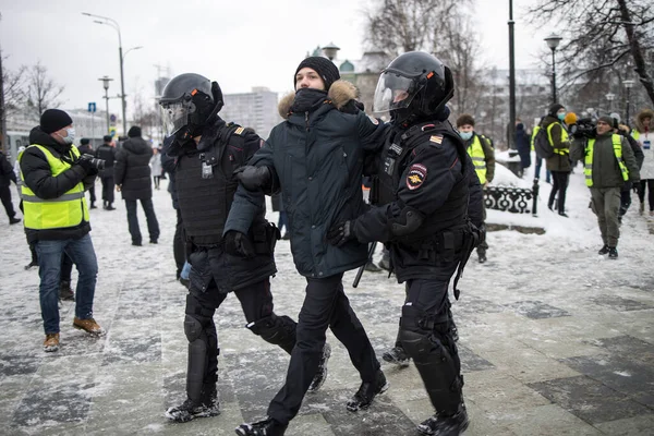 Moskova, Rusya - 31 Ocak 2021, Rusya 'daki toplu protestolardan Aleksey Navalny' nin salıverilmesi istendi. Polis bir Protestanı tutukladı