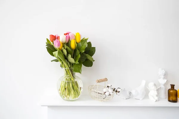 Bukett Med Flerfärgade Tulpaner Korgkorg Med Bomullsblommor Inuti Figur Fågel — Stockfoto