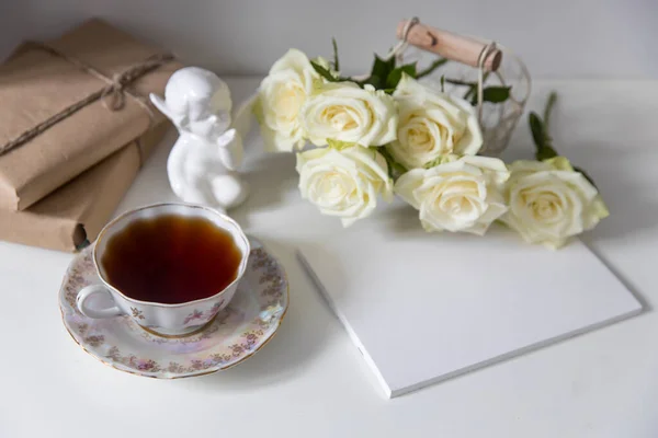 Bir Fincan Porselen Çay Fincanı Bir Çay Fincanı Bir Çaydanlık — Stok fotoğraf