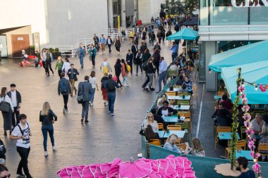 Londra, İngiltere - 20 Eylül 2020, South Bank Centre, çok merkezli bir kültür merkezi müzik, canlı performans, barlar ve restoranlar sunuyor. İnsanlar yemek yiyor, içiyor ve aileleriyle eğleniyor..