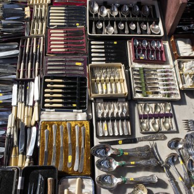 Bıçak, çatal, kemik saplı kaşıklar bit pazarında satılık kutular..