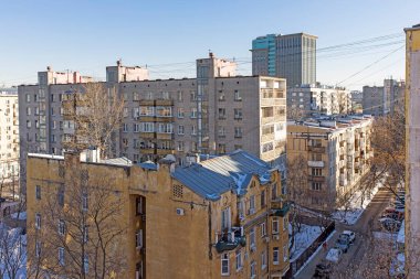 Moskova, Rusya - 20 Mart 2021, Dobryninskaya metro istasyonu yakınlarındaki devrim öncesi ve modern evler