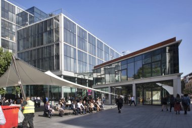 Londra, İngiltere - 20 Eylül 2020, Brushfield St, Spitalfields Manzarası, Brushfield Caddesi Manzarası, Spitalfields Market 'in dışında, bazı insanlar oturuyor ve bazıları sokakta yürüyor.