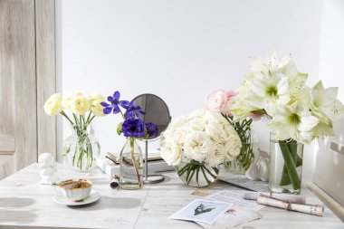 Londra, İngiltere - 20 Mart 2021, beyaz güller, pembe ranunculus, mavi şakayıklar, sarımsı düğün çiçekleri, masanın üstünde yuvarlak zambaklar, mutfak dekorasyonu için özel bir durum. Boşluğu kopyala