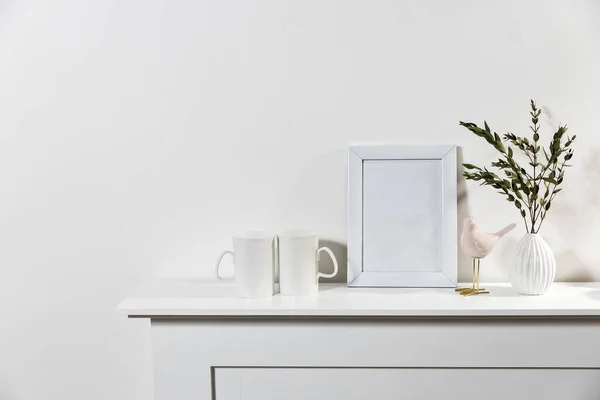 항아리에 유칼립투스의 테이블 놓습니다 스칸디나비아식이다 프레임 — 스톡 사진