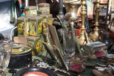 Liverpool Caddesi, Londra, İngiltere, - 21 Eylül 2020, Spitalfields Antika Pazarı. Porselen heykelcikler, vazolar, toprak kapları, tabaklar, bit pazarında satılık fotoğraf çerçeveleri..