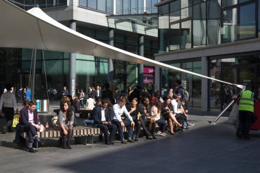 Londra, İngiltere - 20 Eylül 2020, Brushfield St, Spitalfields Manzarası, Brushfield Caddesi Manzarası, Spitalfields Market 'in dışında, bazı insanlar oturuyor ve bazıları sokakta yürüyor.