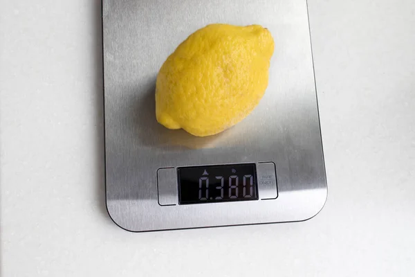 One Ripe Lemon Weighed Kitchen Scale Diet Making Lemonade — Foto de Stock