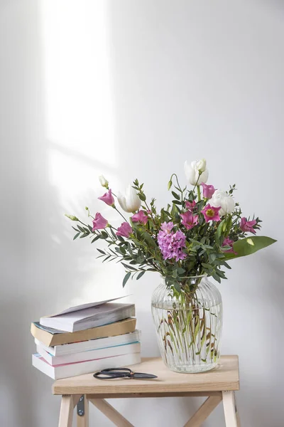 Bouquet Minimalista Tulipani Bianchi Eustoma Rosa Giacinto Eucalipto Vaso Vetro — Foto Stock