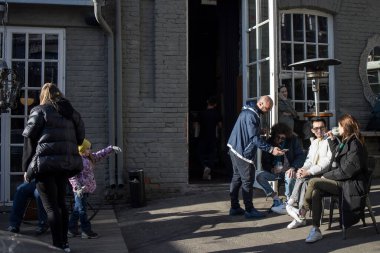 Moskova, Rusya - 11 Nisan 2021, Khitrovka sanat çeyreğindeki bir barda bir grup genç