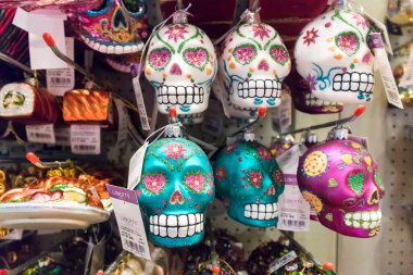 Londra, İngiltere - 21 Eylül 2020, Meksika Stili Noel Oyuncakları - Süslemeli Cam Kafatası