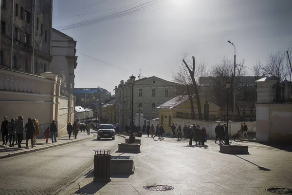 2021年4月11日 俄罗斯莫斯科 人们在背光下穿过Solyanka街地区的街道 — 图库照片