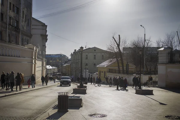 Moscou Russie Avril 2021 Les Gens Traversent Rue Dans Zone — Photo