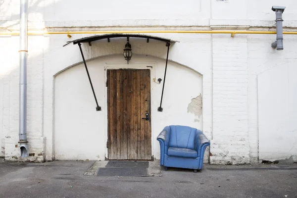 Sillón Azul Viejo Encuentra Puerta Madera Una Casa Antigua Plaza —  Fotos de Stock