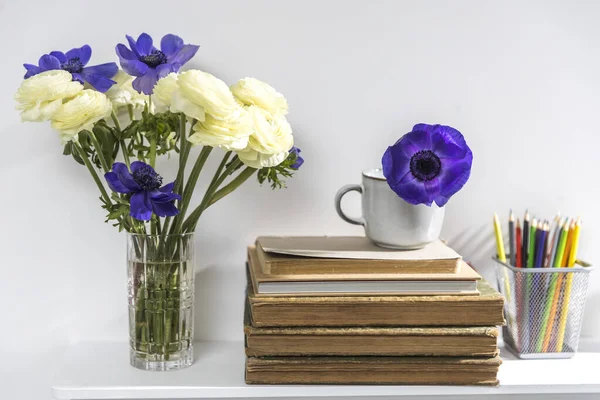 Een Blauwe Anemoon Een Beker Stijl Van Jaren Zeventig Tafel — Stockfoto