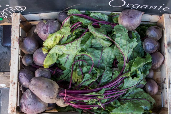 Świeże Buraki Zielonymi Liśćmi Pudełku Oznakowanym Organicznie Sprzedaż Rynek — Zdjęcie stockowe