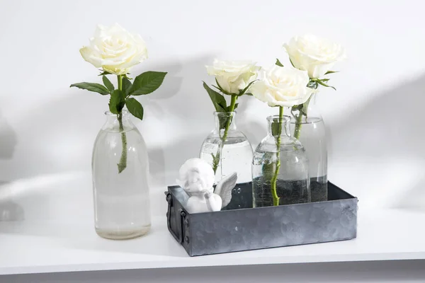 Bouquet Rose Bianche Vaso Vetro Figurato Una Console Camino Bianco — Foto Stock