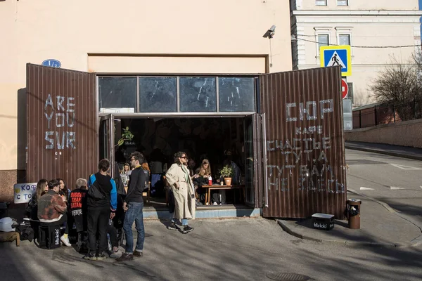 Moskva Ryssland April 2021 Grupp Ungdomar Sur Bar Dricka Ivanovskaja — Stockfoto