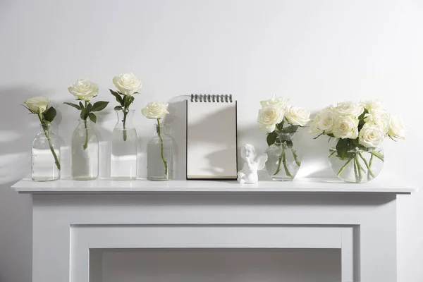 Beyaz Şömine Konsolunda Cam Vazoda Duran Beyaz Güller Dekorasyon Için — Stok fotoğraf