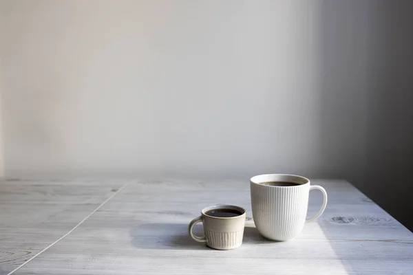 Minimalistiskt Skandinaviskt Två Koppar Kaffe Olika Storlekar För Två Bordet — Stockfoto