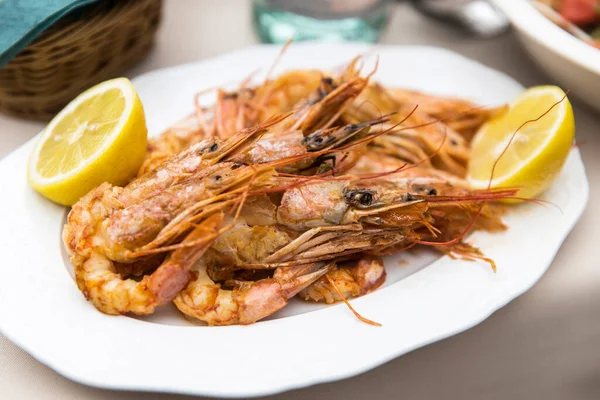 Gamberi Forno Con Metà Limone Piatto Bianco Fresco — Foto Stock