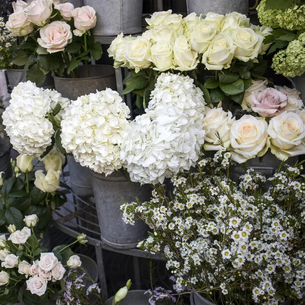 Różnorodność Białych Kwiatów Kwiaciarni Słynnym Sklepie Liberty Regent Street Dekoracje — Zdjęcie stockowe