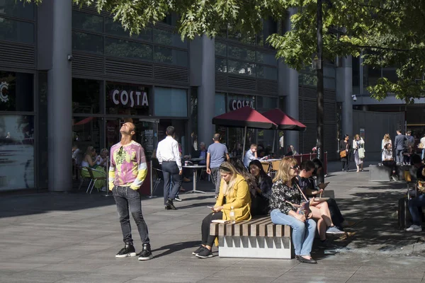 Londyn Wielka Brytania Grudzień 2020 Ludzie Odpoczywający Ławce Podczas Przerwy — Zdjęcie stockowe