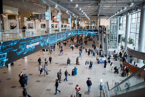 Москва, Россия - 03 05 2021: Московский аэропорт Домодедово - один из крупнейших аэропортов России. Люди в медицинских масках ждут, когда самолет взлетит.