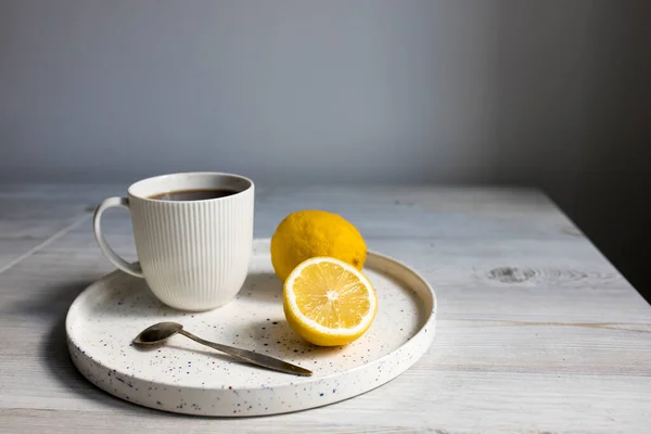 Minimalistický Skandinávský Styl Šálek Kávy Nebo Čaje Podnose Stole Citron — Stock fotografie