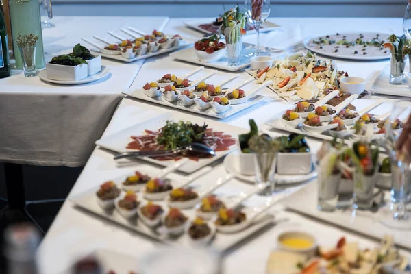 Hochzeitsbankett Verschiedene Snacks Salate Fischgerichte Törtchen Auf Einer Weißen Tischdecke — Stockfoto