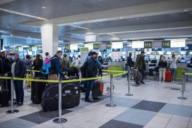 Moskova, Rusya - 03 05 2021: Moskova Domodedovo Havaalanı, Rusya 'nın en büyük havaalanlarından biridir. Tıbbi maskeli insanlar uçağın kalkmasını bekliyor..