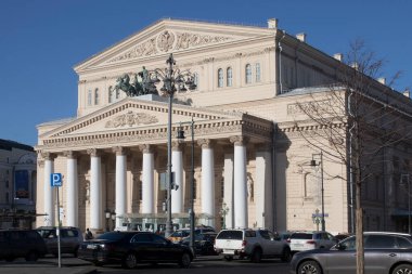 Moskova, Rusya - 29 Nisan 2021, Bolşoy Tiyatrosu 'nun inşaatı ve ünlü at takımı ön cephede mavi gökyüzünün arka planına karşı.