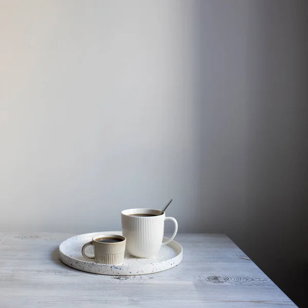 Estilo Escandinavo Minimalista Duas Xícaras Café Tamanhos Diferentes Para Dois — Fotografia de Stock