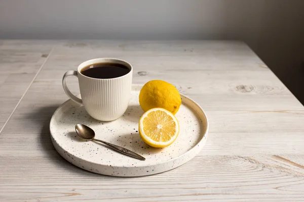 Minimalistický Skandinávský Styl Šálek Kávy Nebo Čaje Podnose Stole Citron — Stock fotografie