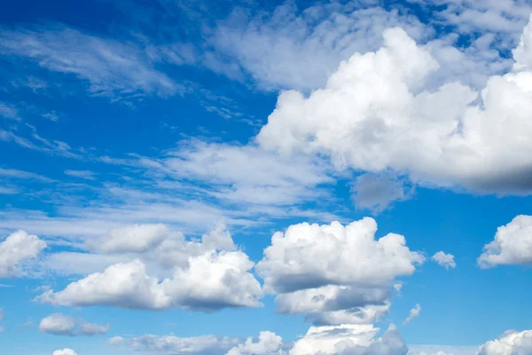 Mavi Bahar Gökyüzünde Yüksek Kümülüs Bulutları Olan Duvar Kağıdı Doğa — Stok fotoğraf