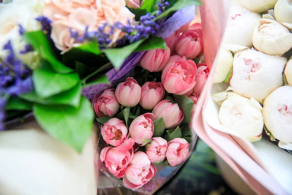 Bouquet Tulipani Rossi Con Gocce Pioggia Tra Mazzi Giacinti Ortensie — Foto Stock