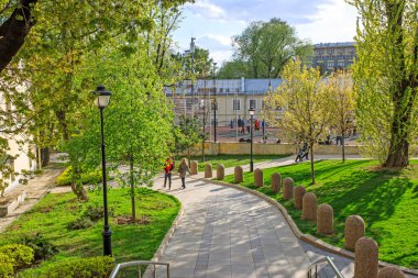 Moskova, Rusya - 08 Mayıs 2021, Park Gorka, Basmanny Bölgesi 'nde yer alır. Park yerel halkın parasıyla inşa edildi. Çitlerle çevrili bir kaldırım basketbol sahasına götürür..