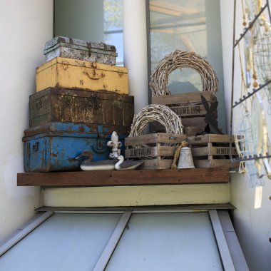 Moskova, Rusya - 08 Mayıs 2021, ahşap kutular, bavullar, plastik ördekler, bahçe mağazasının dekorasyonu için dallardan yapılmış çelenkler.