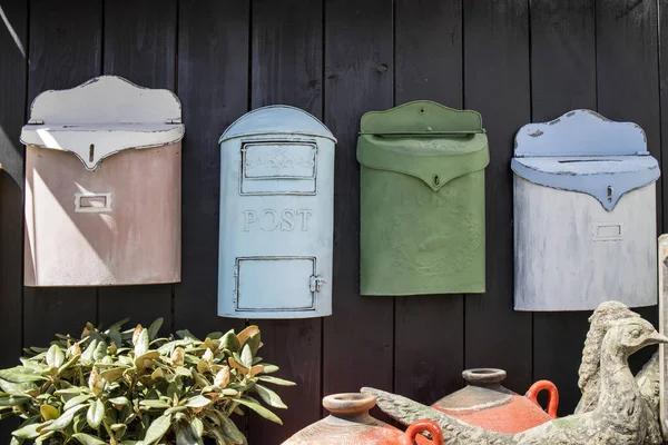 Caixas Correio Decorativas Penduradas Uma Parede Pobre Jardim — Fotografia de Stock