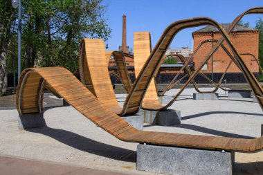 Yegoryevsk, Moskova bölgesi, Rusya - 19 Mayıs 2021, Guslitsa Nehri kıyısındaki kentte güneş pansiyonlarıyla donatılmış modern bir set. Kentselcilik