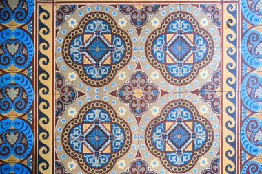 Ünlü Metlakh fayanslarından örnekler, yüz yıldan fazla bir süre önce popülerdi. Desen