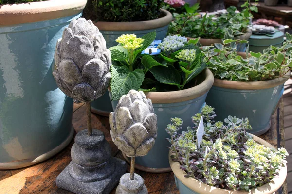 Figuras Una Alcachofa Sobre Fondo Hortensias Florecientes Piedras Como Decoración — Foto de Stock