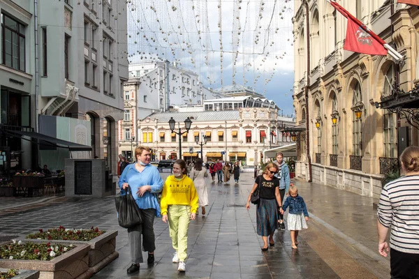 Москва Россия Мая 2021 Года Люди Идут После Дождя Кузнецкому — стоковое фото