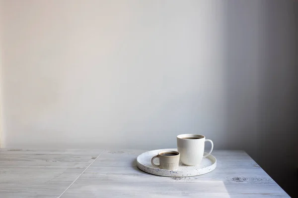 Estilo Escandinavo Minimalista Duas Xícaras Café Tamanhos Diferentes Para Dois — Fotografia de Stock